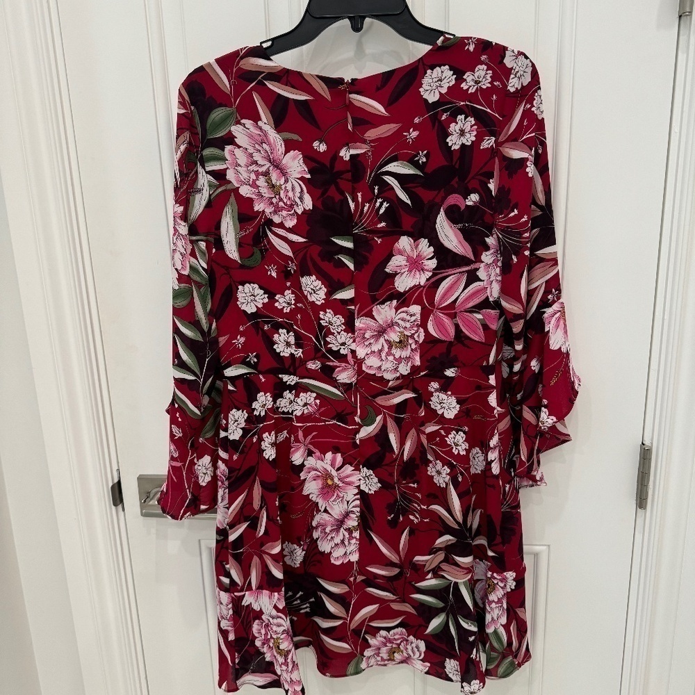 BAR III - DRESS **Size 6**. Very good condition. RED/Pink floral - Picture 3 of 5